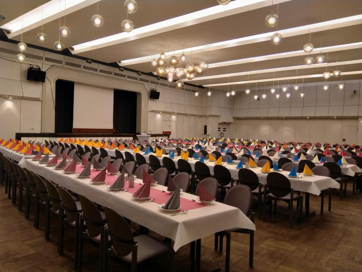 Hotel Stadthalle Илцен Екстериор снимка